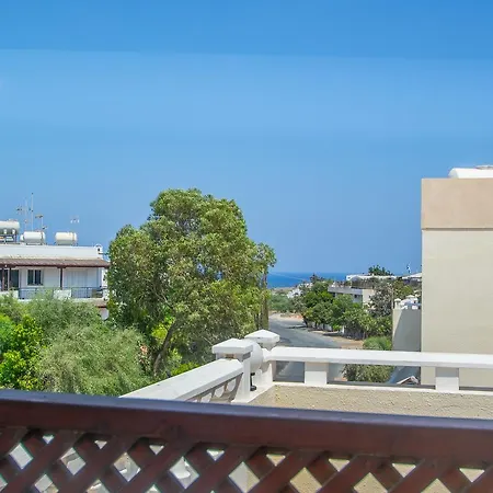 Eleni's Two Bedroom Kapparis Apartment Paralimni