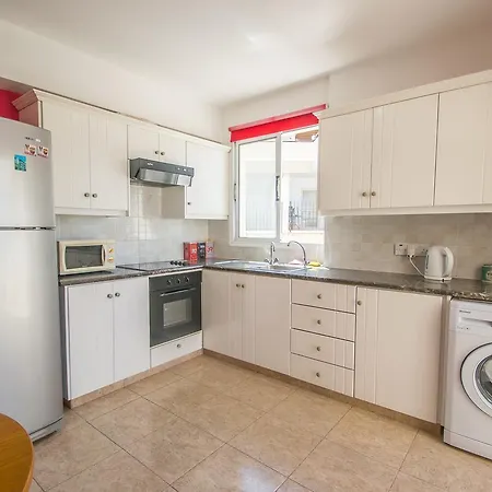 Eleni's Two Bedroom Kapparis Apartment Paralimni